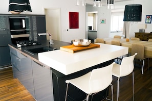 Kühlschrank, Mikrowelle, Ofen, Herdplatte