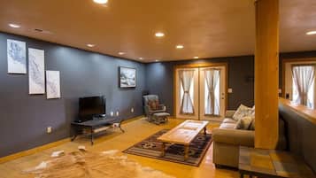 Smart TV, fireplace, DVD player