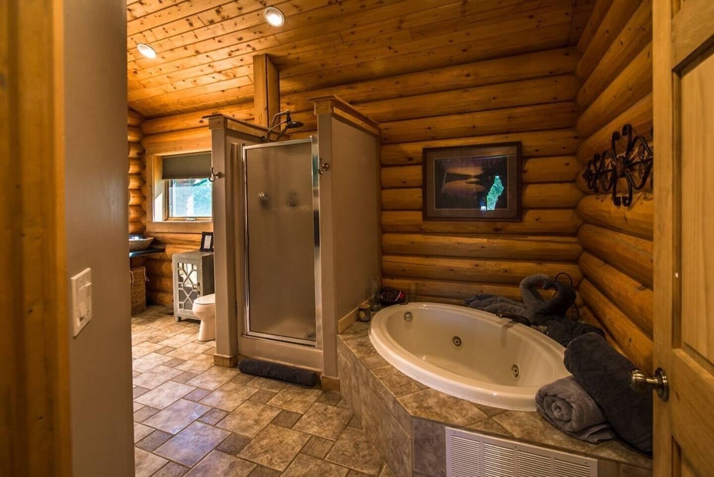 Bathtub, jetted tub, hair dryer, towels