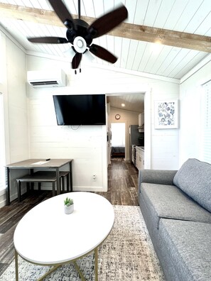 Smart-TV, Kamin, Bücher