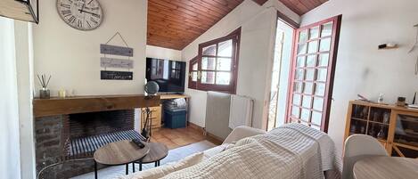 2 dormitorios, tabla de planchar con plancha, cuna de viaje