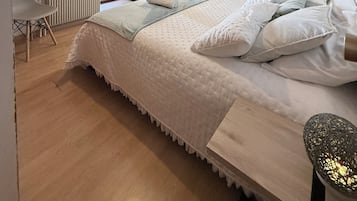 2 habitaciones, tabla de planchar con plancha y cuna de viaje