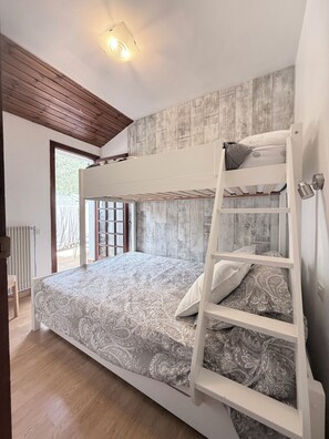 2 bedrooms, iron/ironing board, travel cot, free WiFi