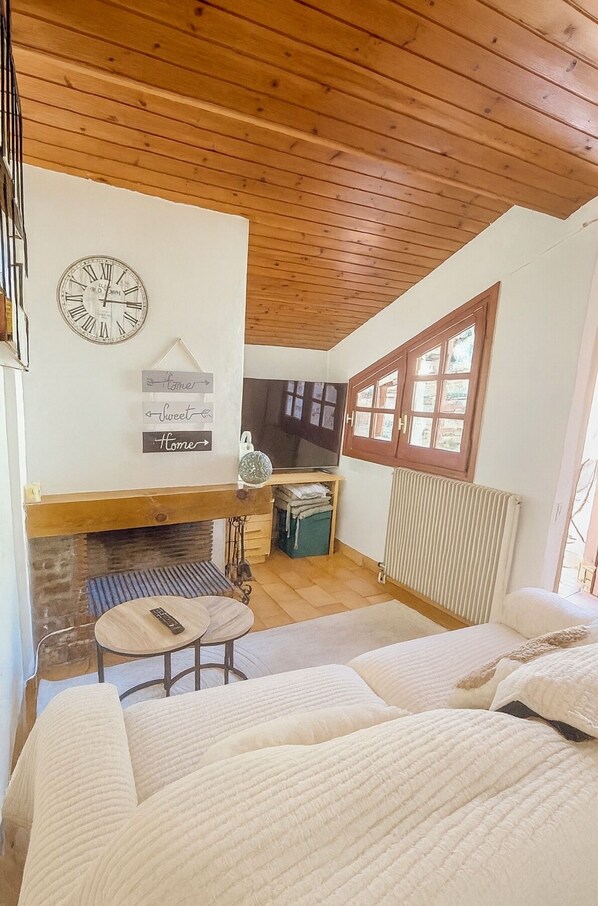 2 bedrooms, iron/ironing board, travel cot, free WiFi