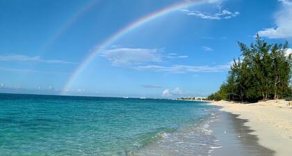 Grace Bay Getaway: Beachwalk Compact Studio with shared Pool and Free Parking