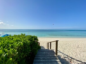 Plage à proximité, chaises longues, serviettes de plage