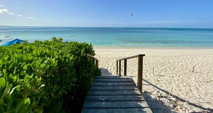 Grace Bay Getaway: Beachwalk Compact Studio with shared Pool and Free Parking