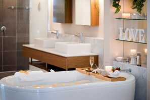 Bathtub, towels, toilet paper