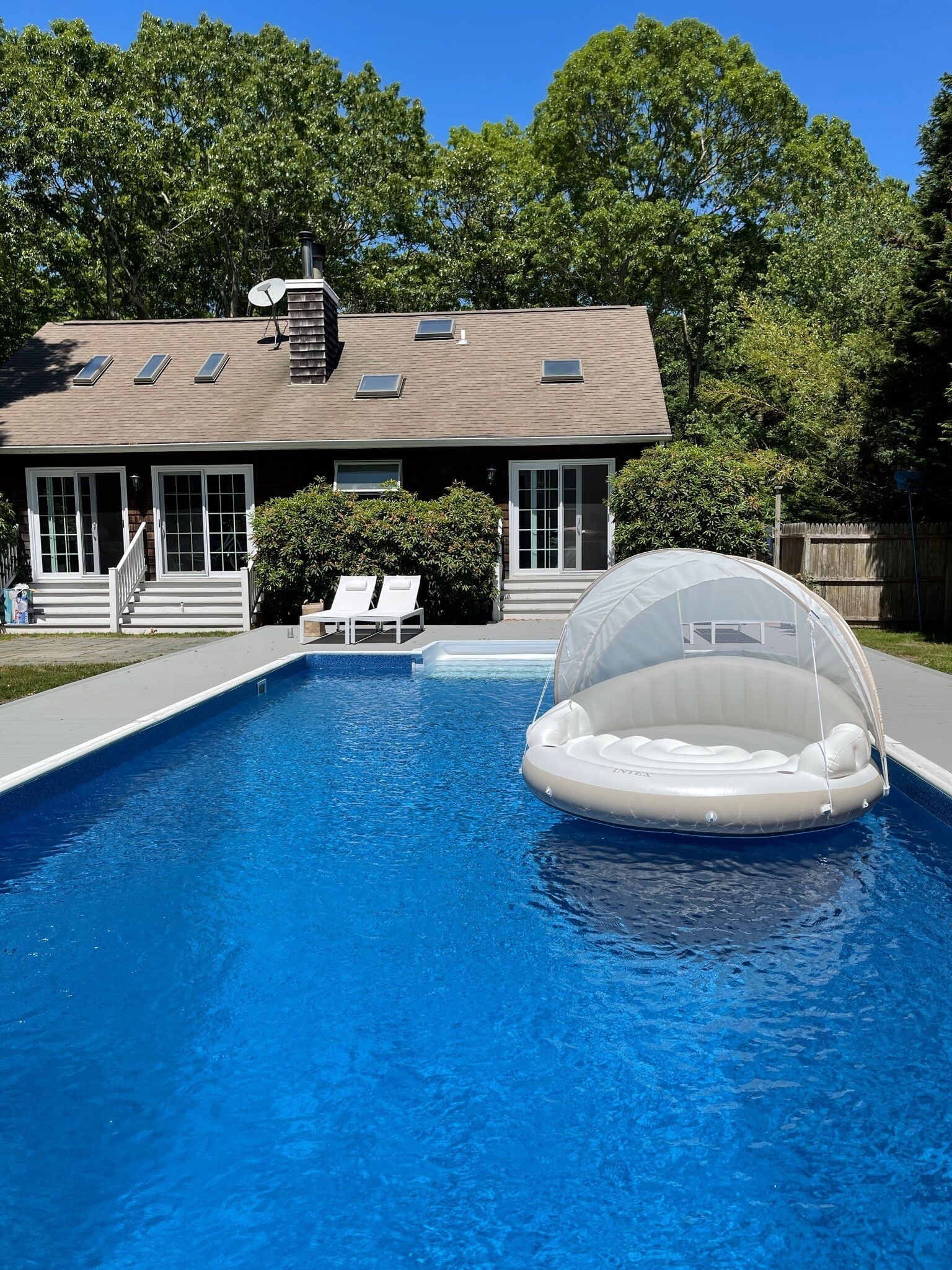 Chic retreat house w/ stunning heated pool & backyard 