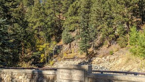 A stone wall with a sign reading "Middle Saint Vrain Creek". - Riverside A-Frame Close to RMNP, 2 BDR King, 1 BTH, Fireplace, Adventure Awaits (Lyons)