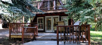 Riverside A-Frame Close to RMNP, 2 BDR King, 1 BTH, Fireplace, Adventure Awaits