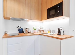 Kühlschrank, Mikrowelle, Herdplatte, Geschirrspüler