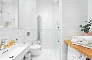 Regadera, secadora de cabello, bidet, toallas 