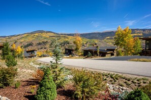 Property grounds - Tresco House - Luxury Pet Friendly Mountain Rental (Silverthorne)