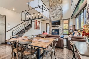 Dining - Tresco House - Luxury Pet Friendly Mountain Rental (Silverthorne)
