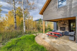 Outdoor dining - Tresco House - Luxury Pet Friendly Mountain Rental (Silverthorne)