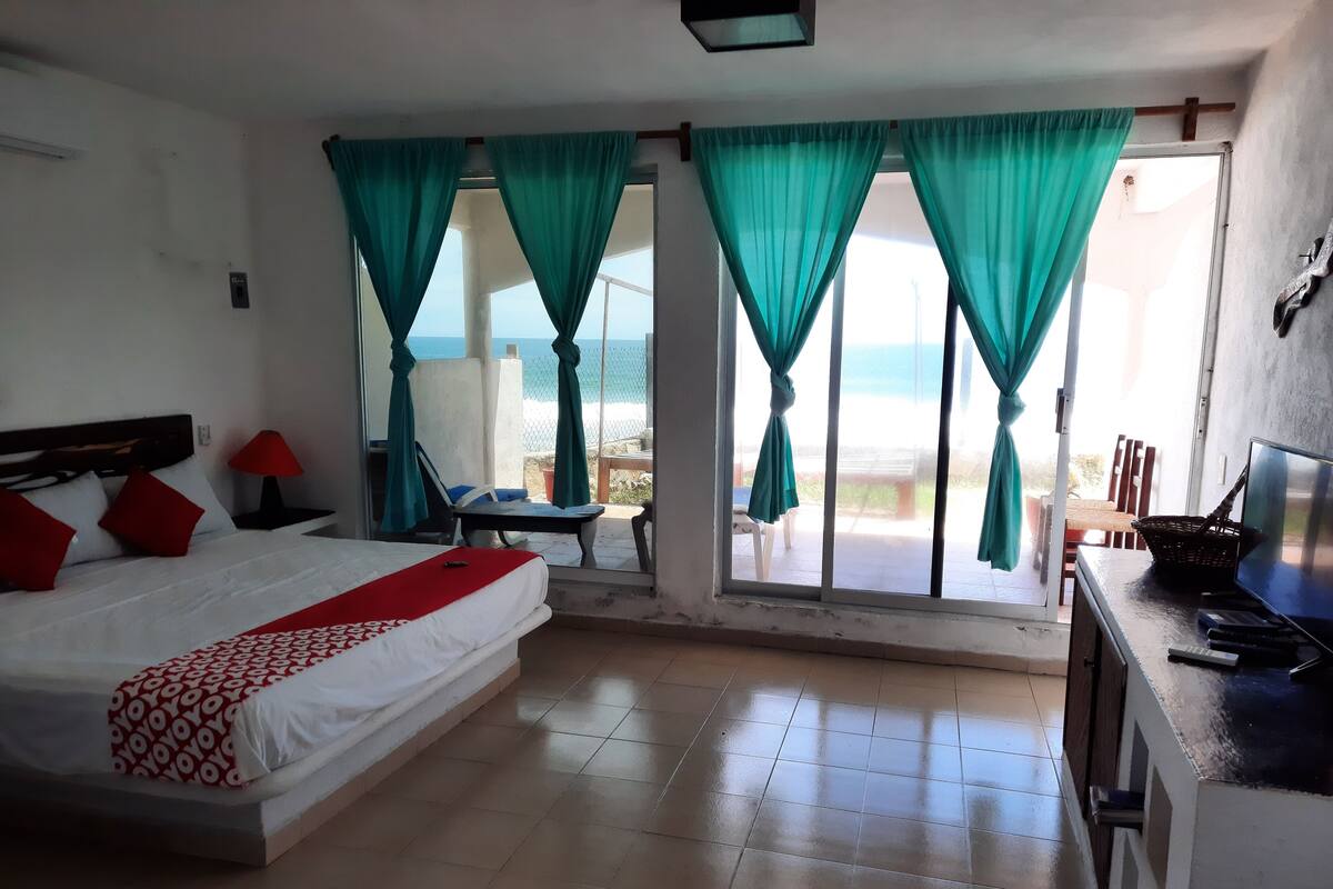 Panoramic Room (Liz Taylor) | WiFi (free), bed sheets