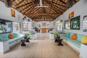 Coin salon dans le hall