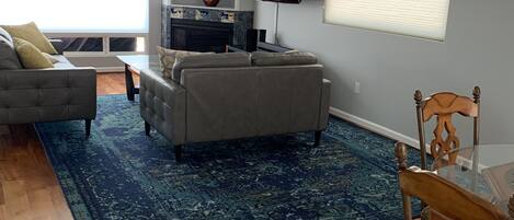 Tv, eldstad och en stereo