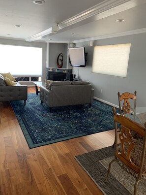 Tv, eldstad och en stereo