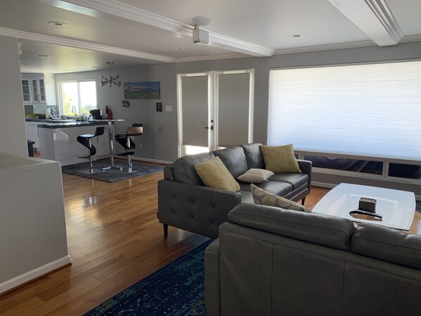 Tv, eldstad och en stereo