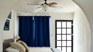 A bedroom with a bed, a ceiling fan, a window with curtains, and a door. - Casa Mosha 2 La Mejor Atención, Cerca de Todo (benito juarez)