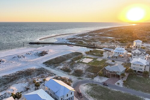 Beautiful, 2BR/2BA-beachside coastal cottage house, steps to the beach