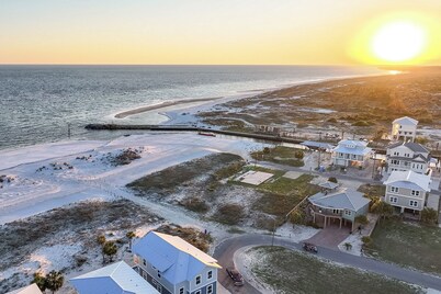 Beautiful, 2BR/2BA-beachside coastal cottage house, steps to the beach