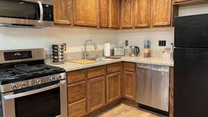 Coffee/tea maker, fridge, microwave, oven - Malibu Canyon, Calabasas 1+1 Luxury Guest Suite (Calabasas)