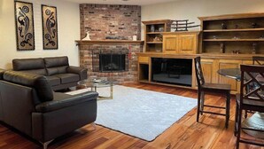 Smart TV, fireplace, DVD player, books - Malibu Canyon, Calabasas 1+1 Luxury Guest Suite (Calabasas)