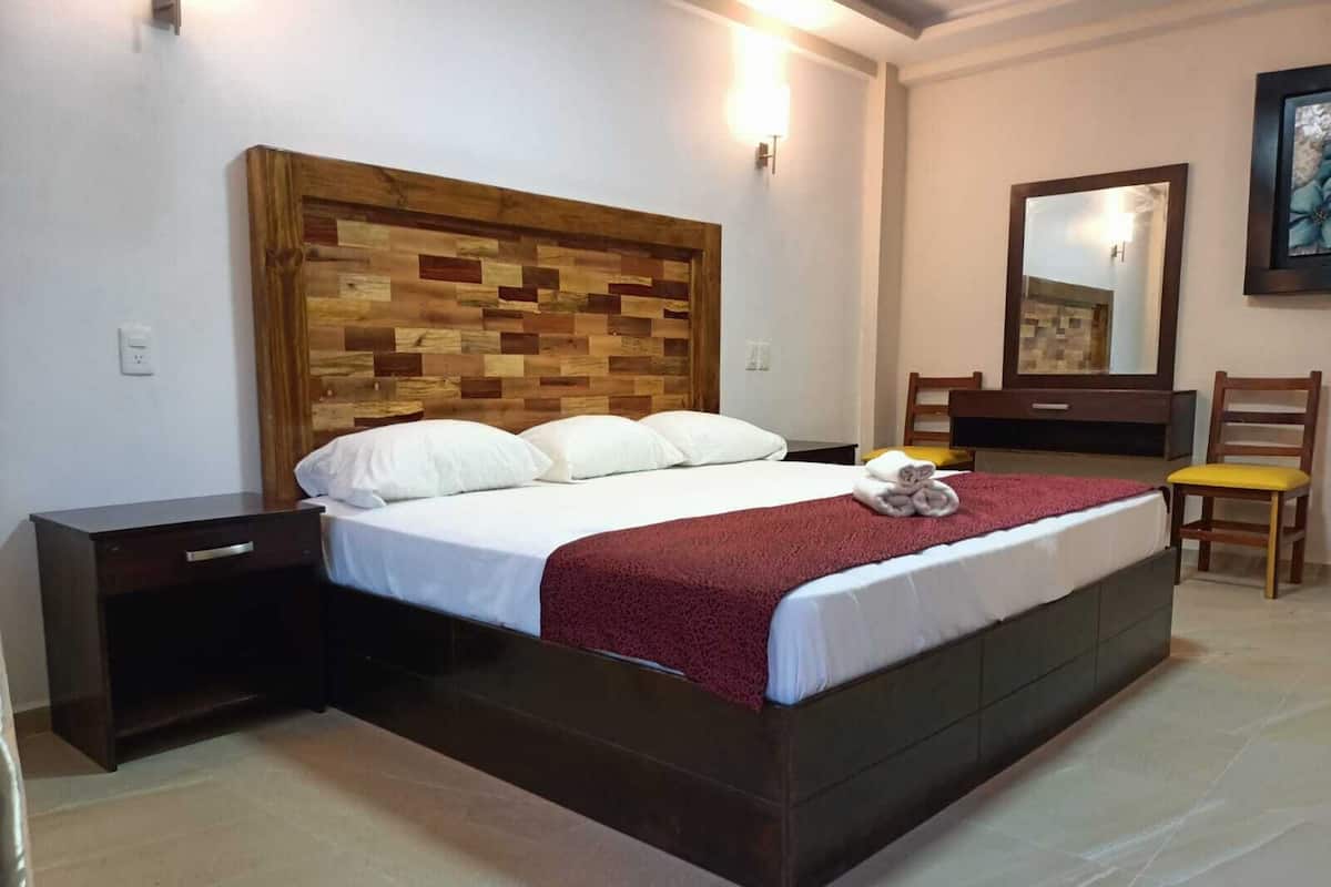 Premier kamer, 1 kingsize bed | Individueel gemeubileerd, een strijkplank/strijkijzer, gratis wifi