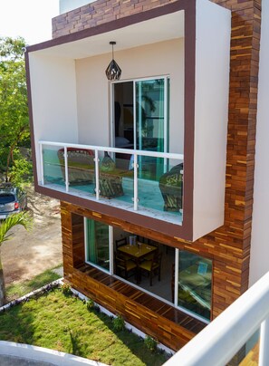 Chambre Triple Familiale | Ameublement personnalisé, fer et planche à repasser, Wi-Fi gratuit