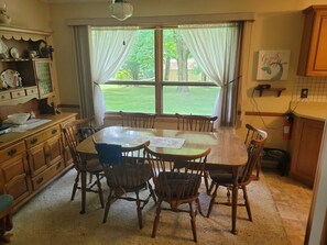Dining - Short walk to the lake (Conneaut Lake)