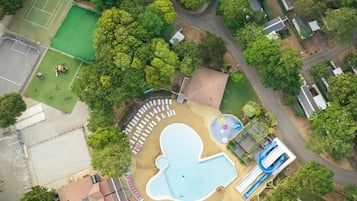 Utomhuspool och uppvÀrmd pool