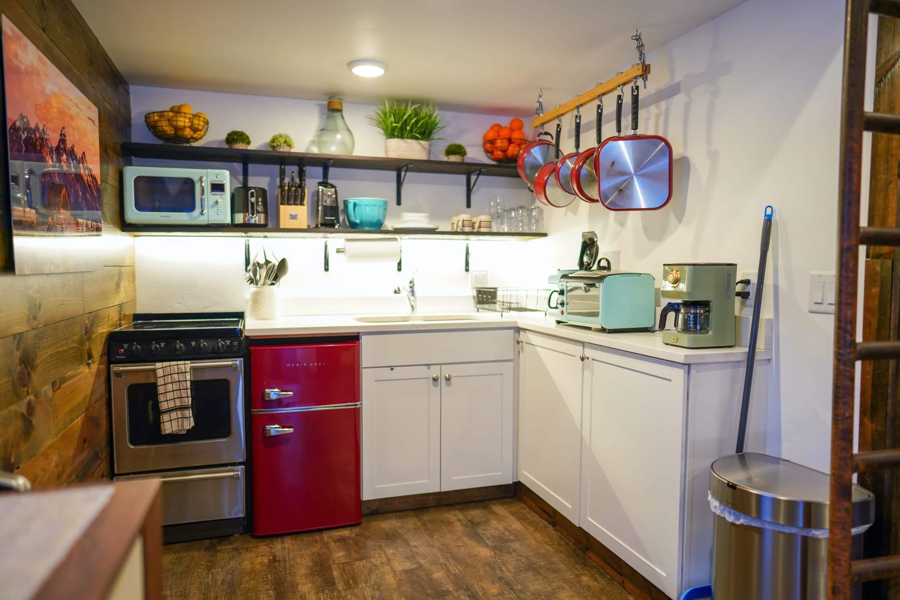 Geladeira, micro-ondas, fogão, cooktop