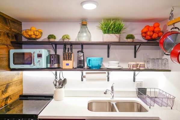 Réfrigérateur, micro-ondes, four, plaque de cuisson