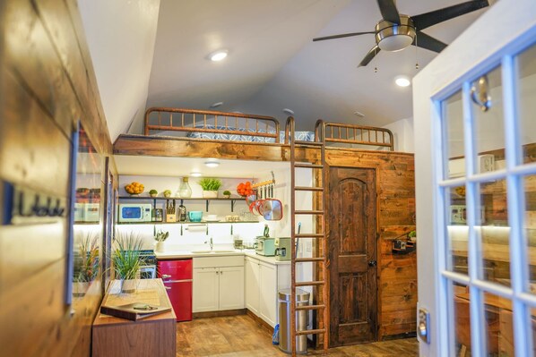 冰箱、微波炉、烤箱、炉灶