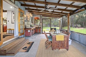 تناول الطعام بالخارج