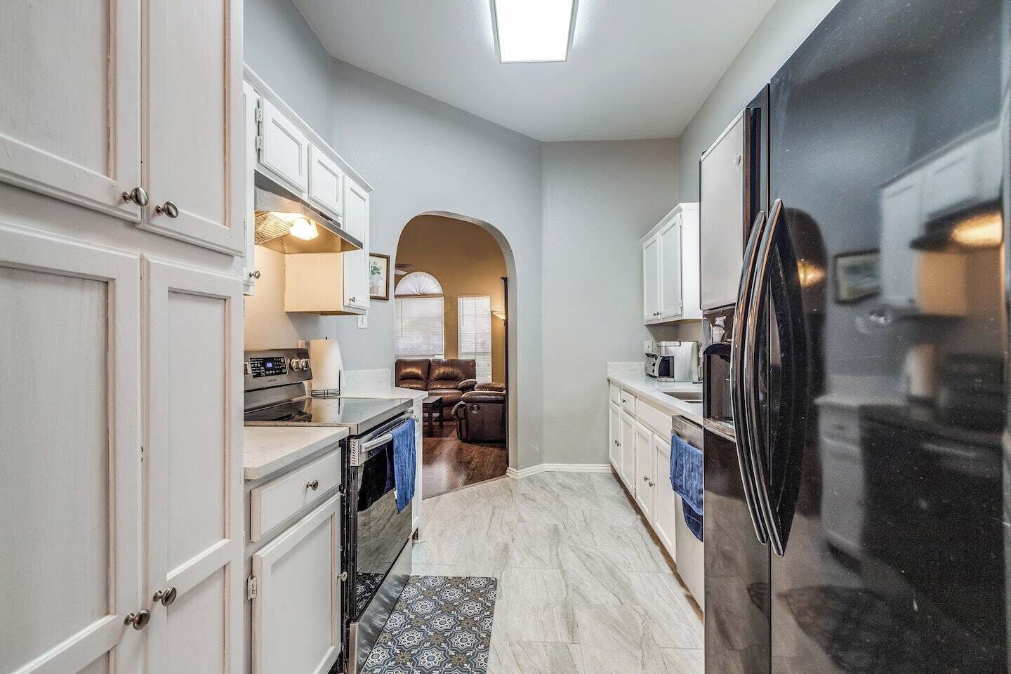 Jääkaappi, mikroaaltouuni, uuni, liesi