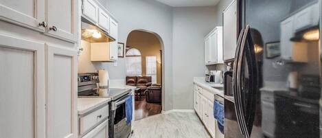 Jääkaappi, mikroaaltouuni, uuni, liesi