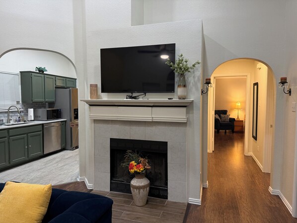 TV connectée, cheminée, espaces bureaux