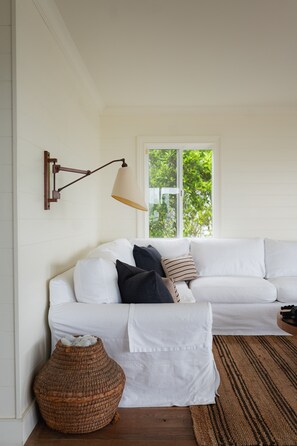 Smart TV, fireplace, ping pong, books