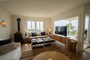 Smart TV, fireplace, table tennis - Padaro Retreat 4 BD Ocean Front Beach House (Carpinteria)