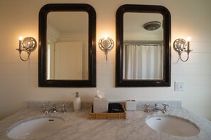 Bathtub, hair dryer, towels - Padaro Retreat 4 BD Beach House Ocean Front (Carpinteria)