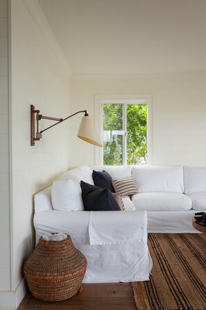 Smart TV, fireplace, table tennis