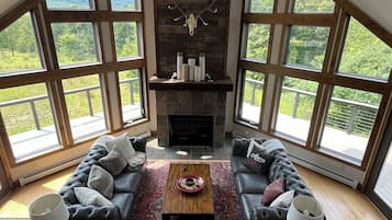 Smart TV, fireplace, DVD player, table tennis