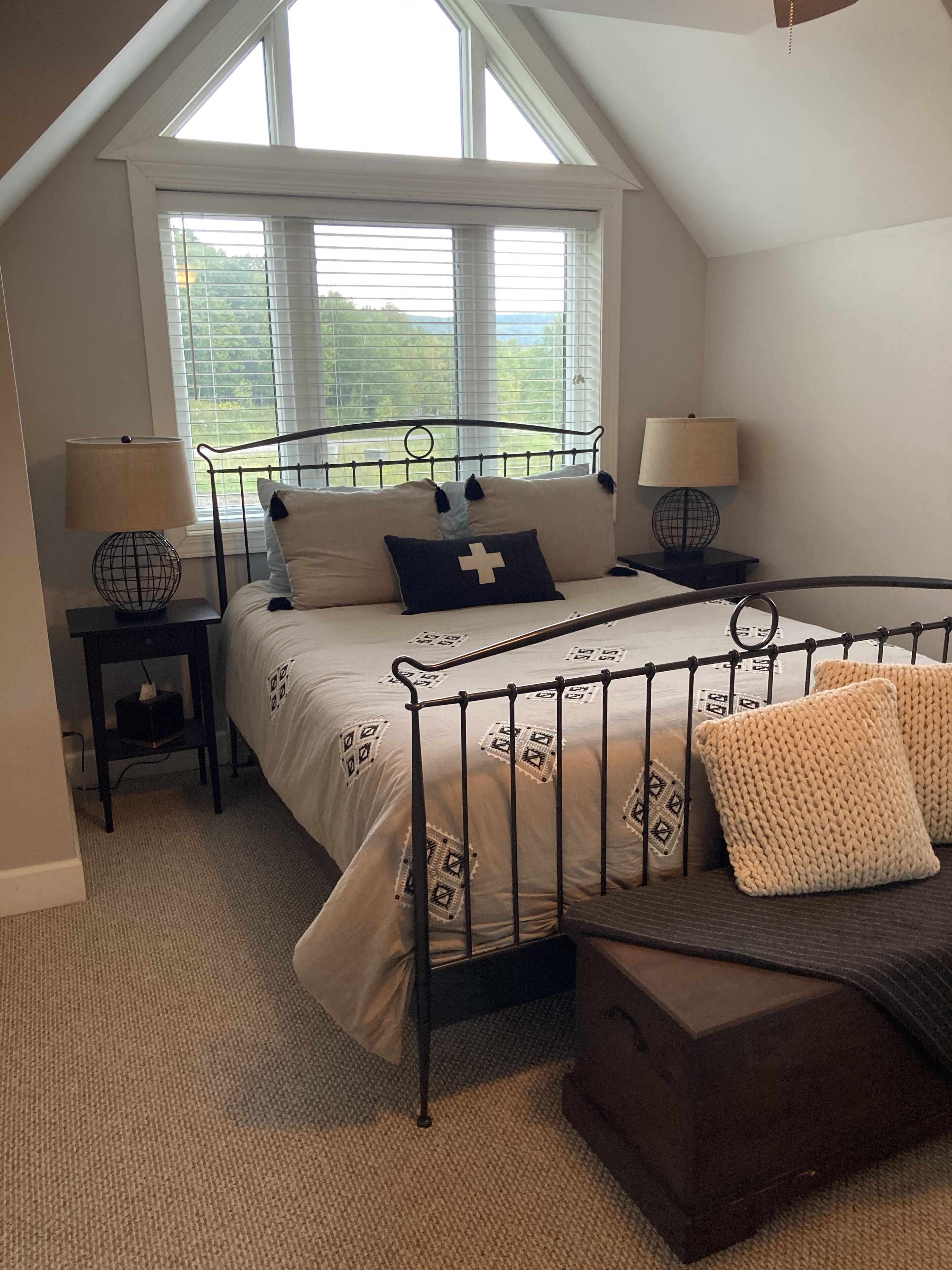 5 chambres, bureau, fer et planche à repasser, lit de bébé portatif