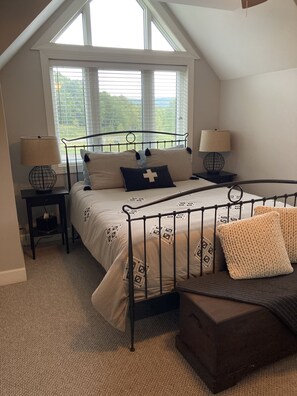 5 habitaciones, escritorio y tabla de planchar con plancha 