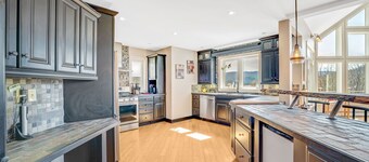 Crazy spacious hillside ski chalet! WOW-views and expansive wraparound deck! 