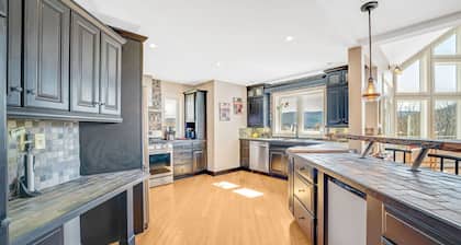 Crazy spacious hillside ski chalet! WOW-views and expansive wraparound deck!